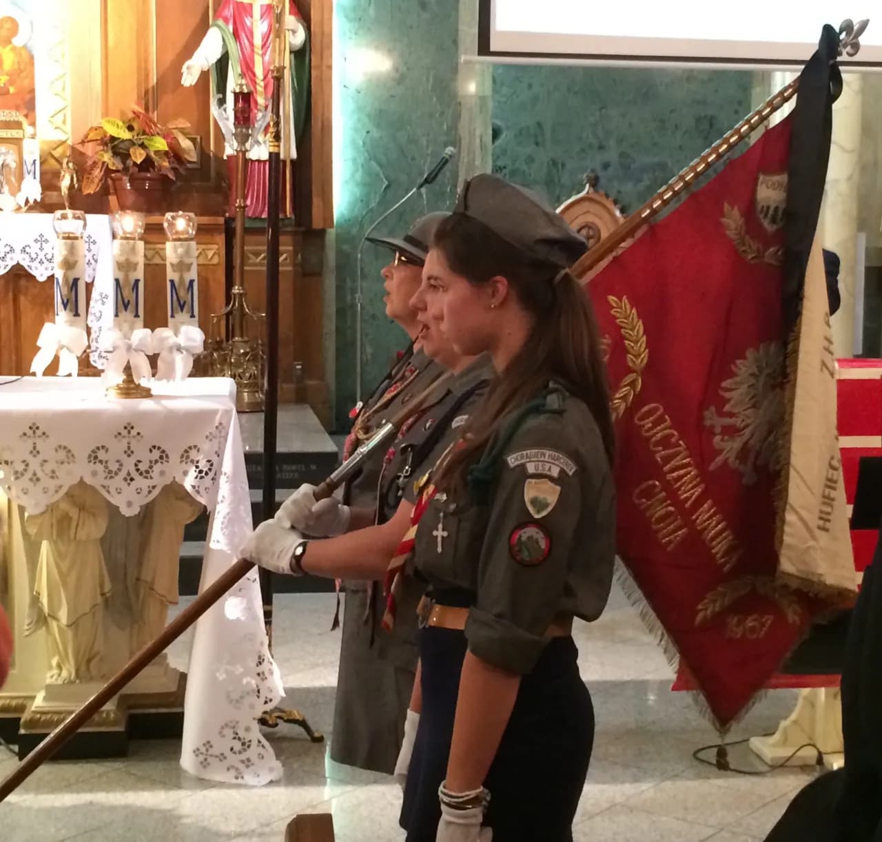 Kiedy opuszczać sztandar w kościele? Poznaj ważne zasady i tradycje