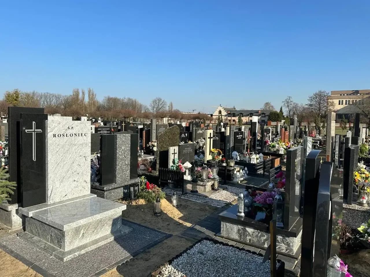 Ile kosztuje pochówek na cmentarzu komunalnym? Sprawdź, jak uniknąć wysokich opłat
