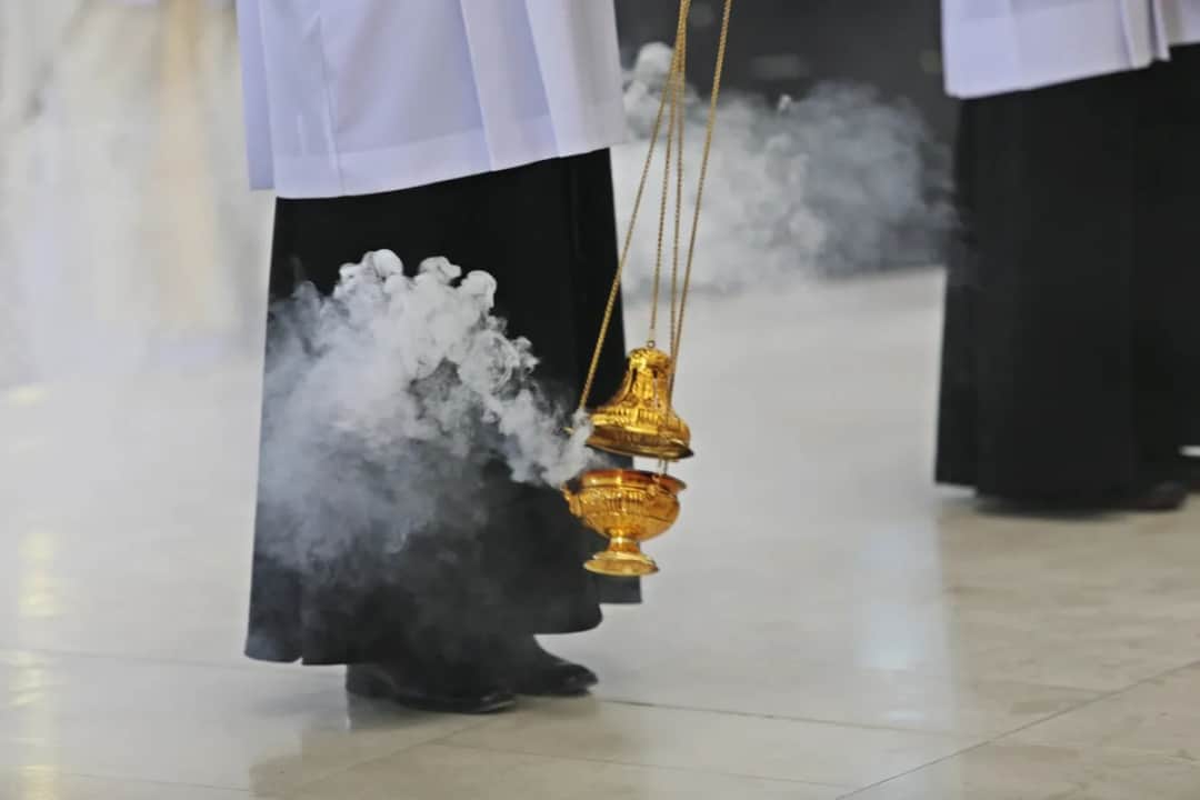 Co oznacza kadzidło w kościele? Symbolika i duchowe znaczenie w liturgii