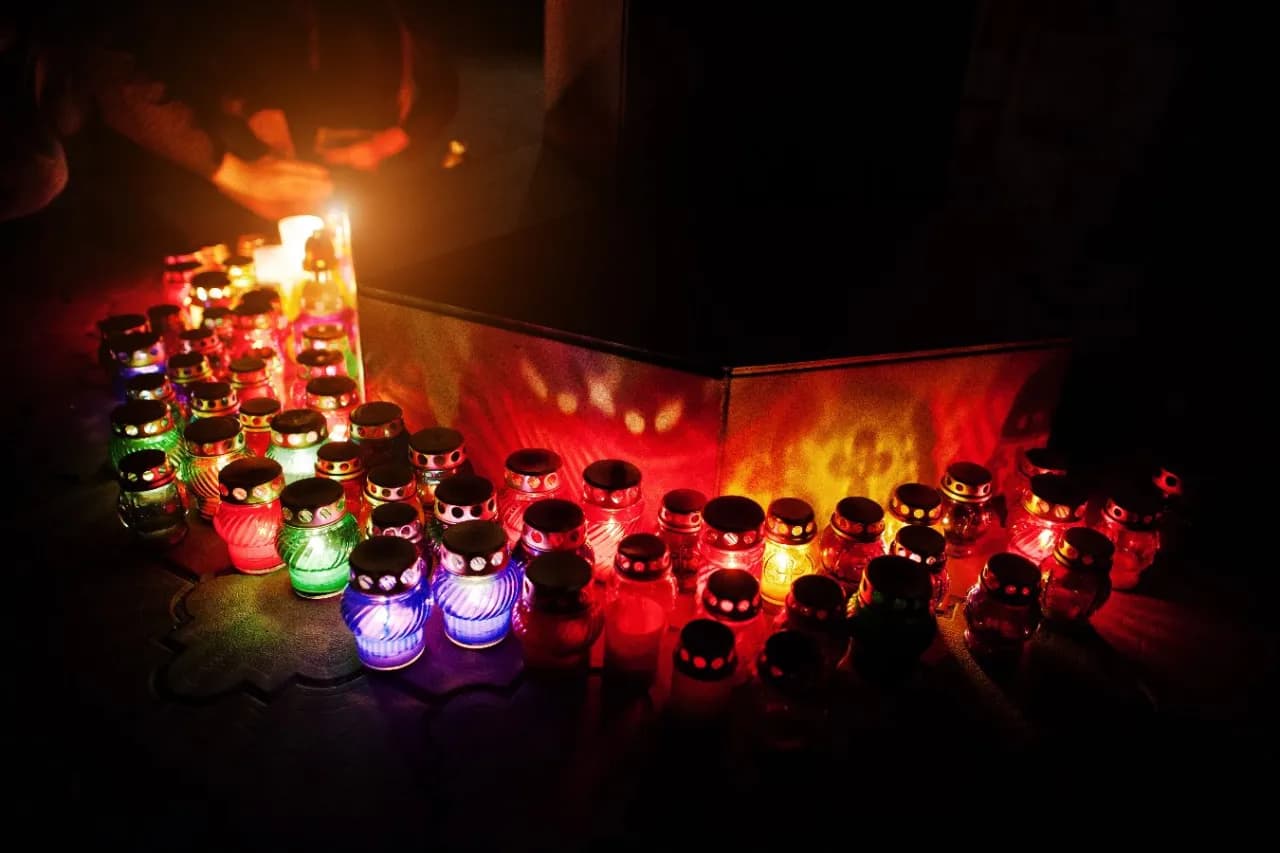 Jakie modlitwy odmawiać na cmentarzu? Praktyczne porady i znaczenie modlitwy za zmarłych