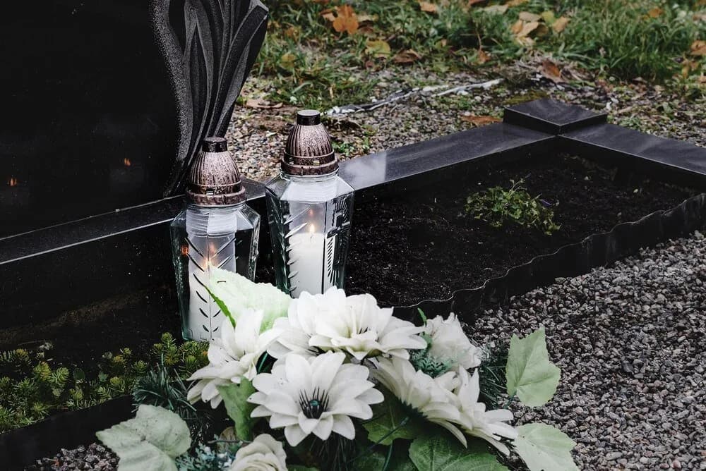 Jak pięknie udekorować pomnik na cmentarzu – praktyczne porady i inspiracje