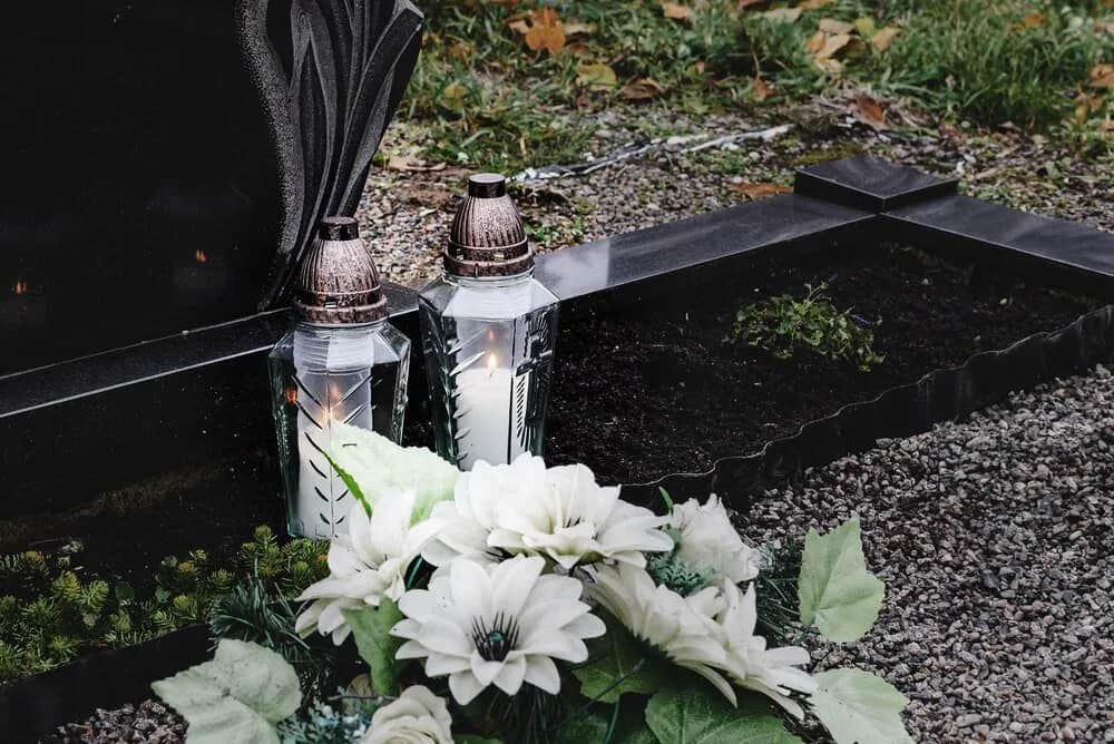 Jak pięknie udekorować pomnik na cmentarzu – praktyczne porady i inspiracje