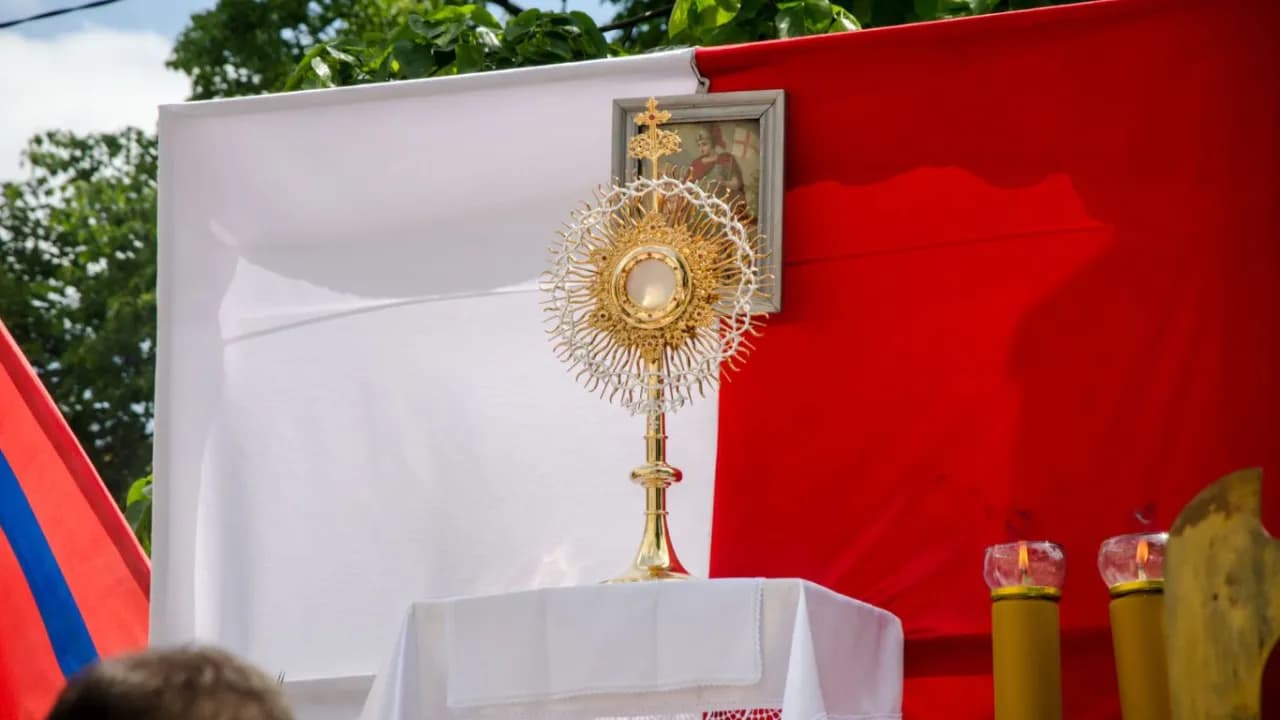 Ile ołtarzy na Boże Ciało? Odkryj ich znaczenie i symbolikę