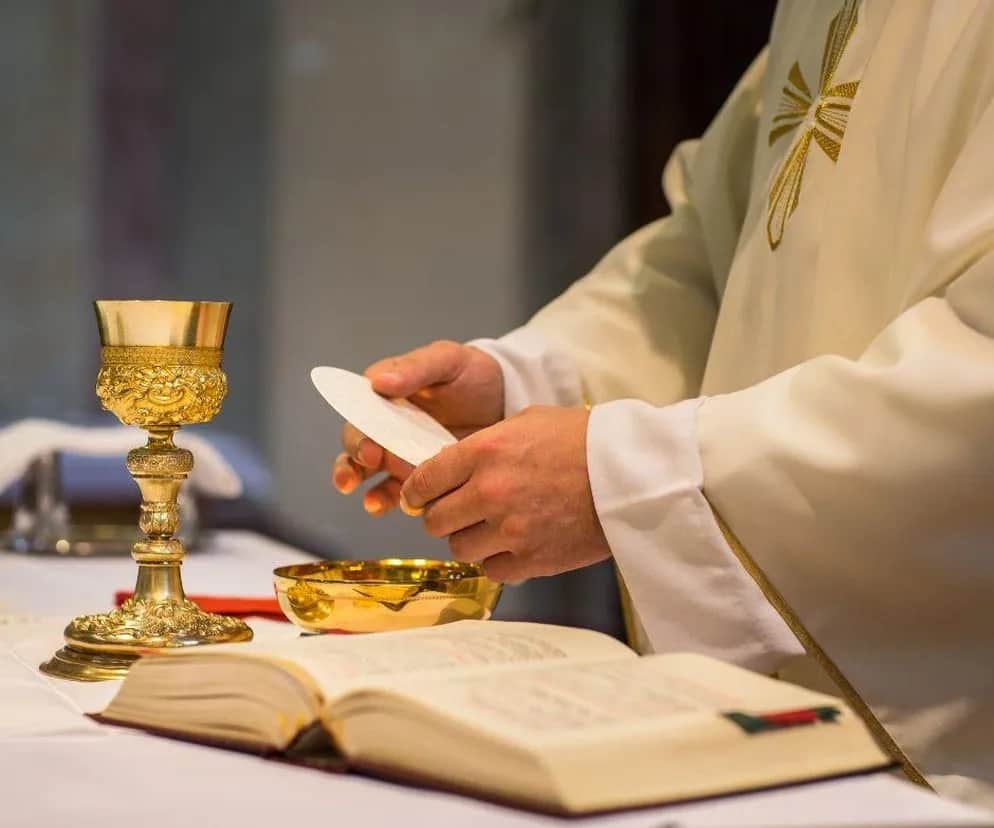 Czy w Nowy Rok trzeba iść do kościoła? Obowiązek mszy i duchowe konsekwencje