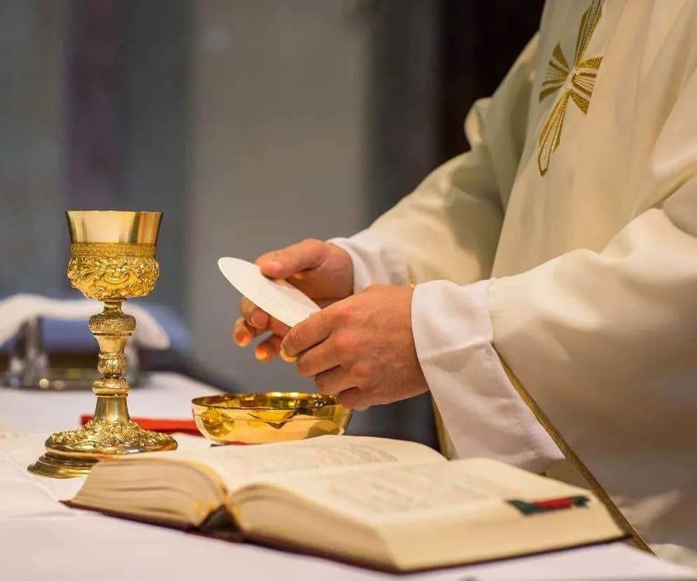 Czy w Nowy Rok trzeba iść do kościoła? Obowiązek mszy i duchowe konsekwencje