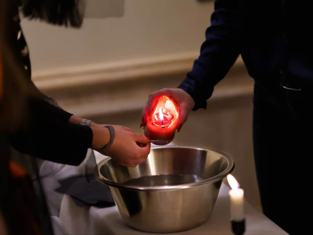 Czy przelewanie wosku to grzech? Odkryj kontrowersje w katolicyzmie