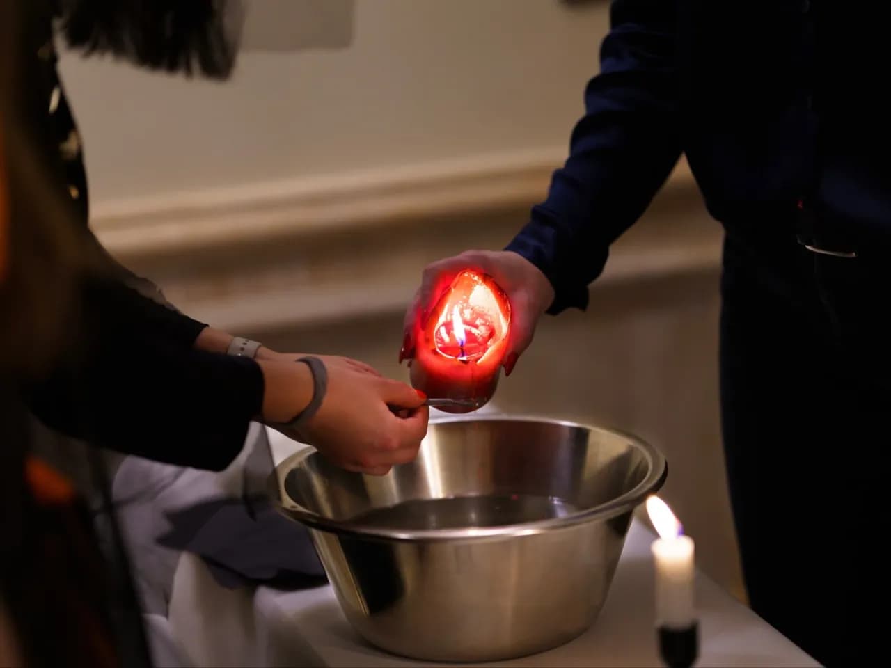 Czy przelewanie wosku to grzech? Odkryj kontrowersje w katolicyzmie