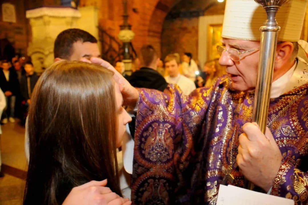 Czy dziadek może być świadkiem bierzmowania? Sprawdź wymagania Kościoła
