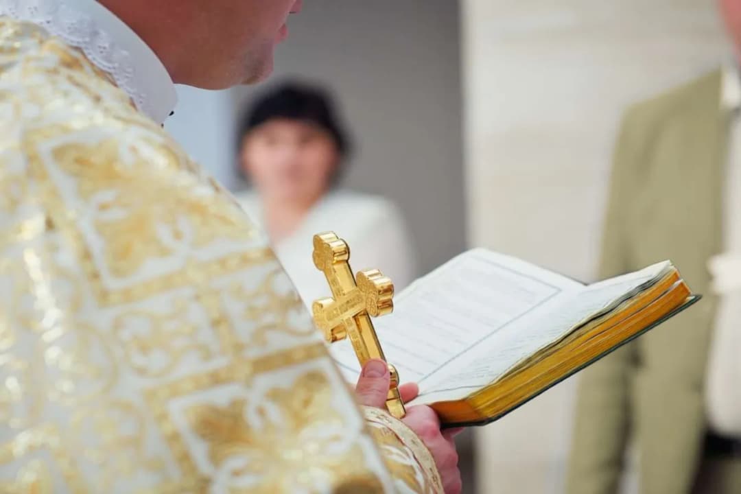 Ile daje chrzestna na bierzmowanie? Odpowiednie prezenty i tradycje