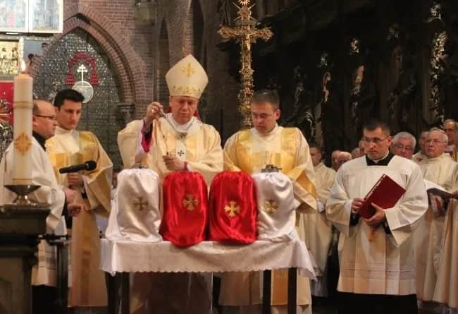 Co znajduje się na ołtarzu w kościele? Odkryj ich ukryte znaczenie