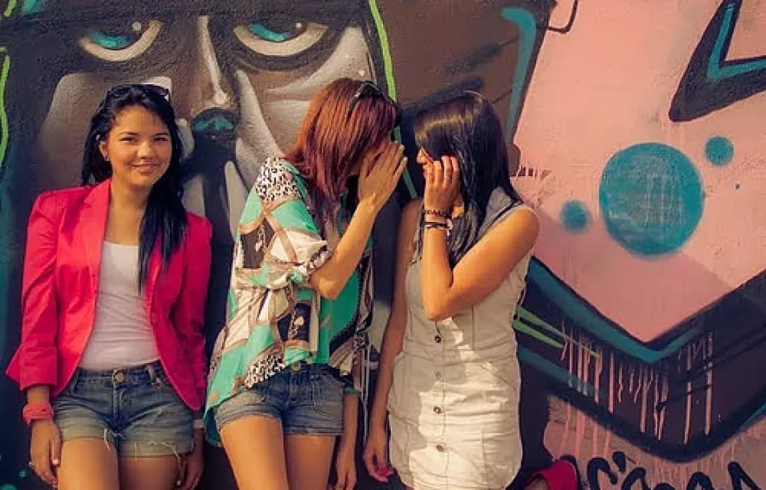 Czy obmawianie to grzech ciężki? Poznaj skutki i konsekwencje