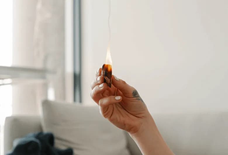 Czy kadzidełka to grzech? Odkryj religijne kontrowersje i zasady