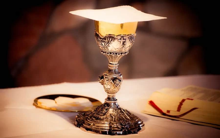 Jak rozłożyć kielich na ołtarzu - krok po kroku do perfekcji liturgicznej