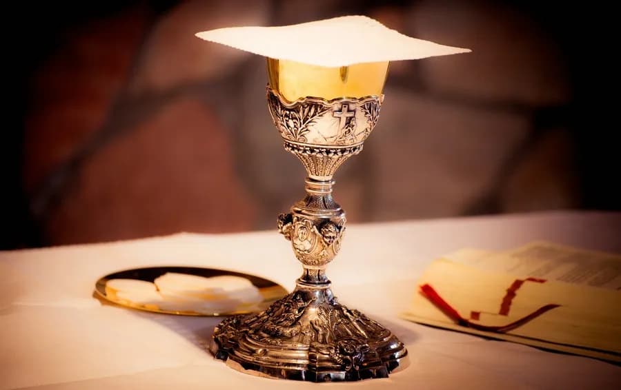 Jak rozłożyć kielich na ołtarzu - krok po kroku do perfekcji liturgicznej