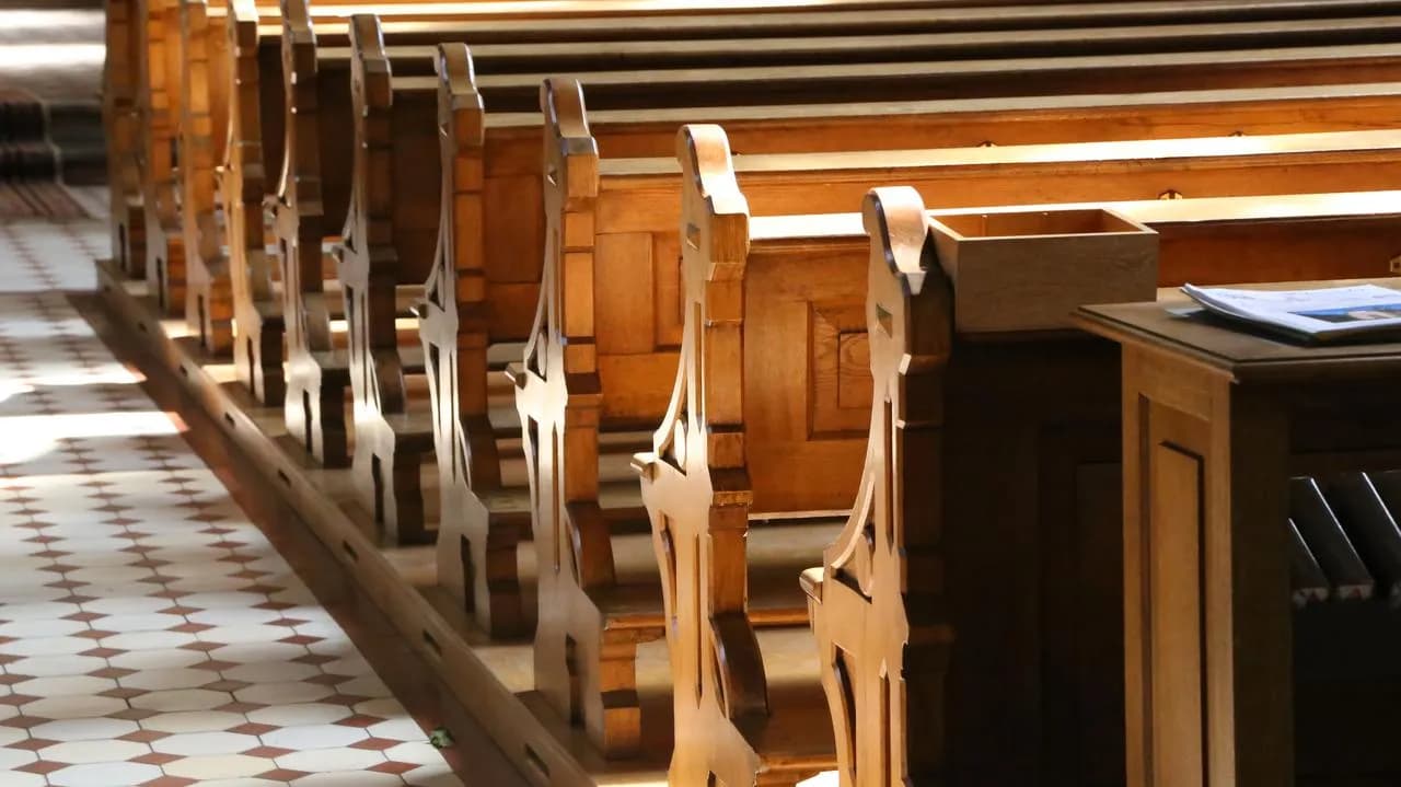 Jak wypisać się z kościoła? Odkryj ważne kroki i konsekwencje