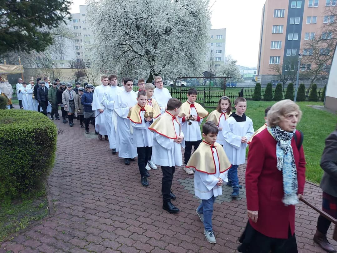 Ile trwa msza rezurekcyjna? Sprawdź, jak zaplanować czas na uroczystość