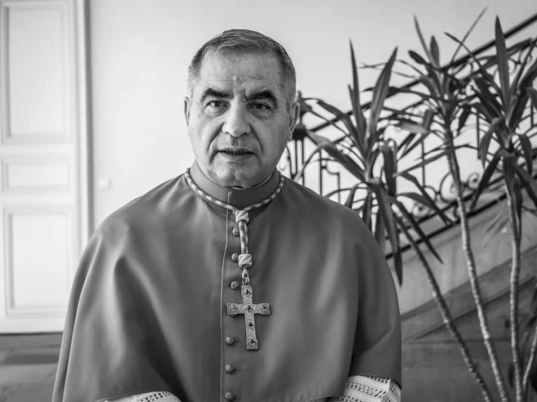 Kardynał Angelo Becciu: kontrowersje, osiągnięcia i rola w Kościele