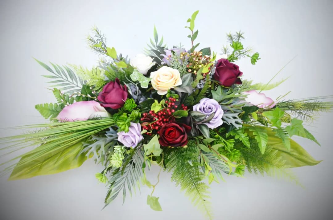 Sztuczne kwiaty jak żywe na cmentarz – trwałe i piękne dekoracje grobów