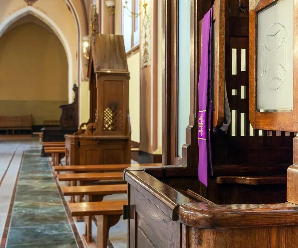 Gdzie najlepiej się wyspowiadać w Warszawie? Sprawdź polecane kościoły i godziny spowiedzi