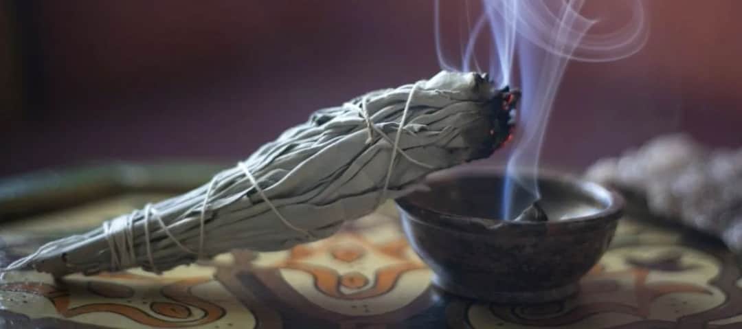 Jaka modlitwa przy okadzaniu domu zapewni spokój i ochronę?