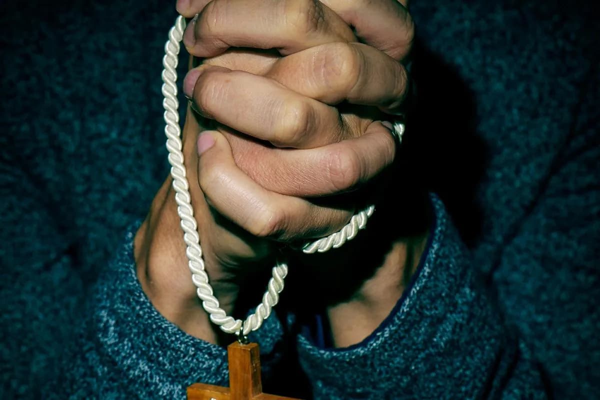 Czy modlitwa na leżąco to grzech? Prawda o pozycjach modlitwy