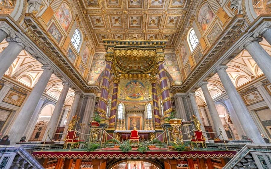 Jaka modlitwa po wejściu do kościoła – odkryj tradycyjne praktyki