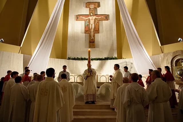 Czy udział w wigilii paschalnej zwalnia z niedzielnej mszy? Sprawdź to!