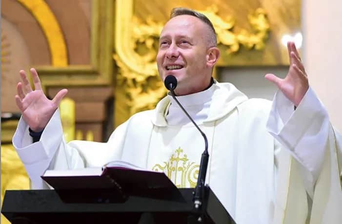 Osoba która odprawia mszę świętą – kto może pełnić tę rolę?