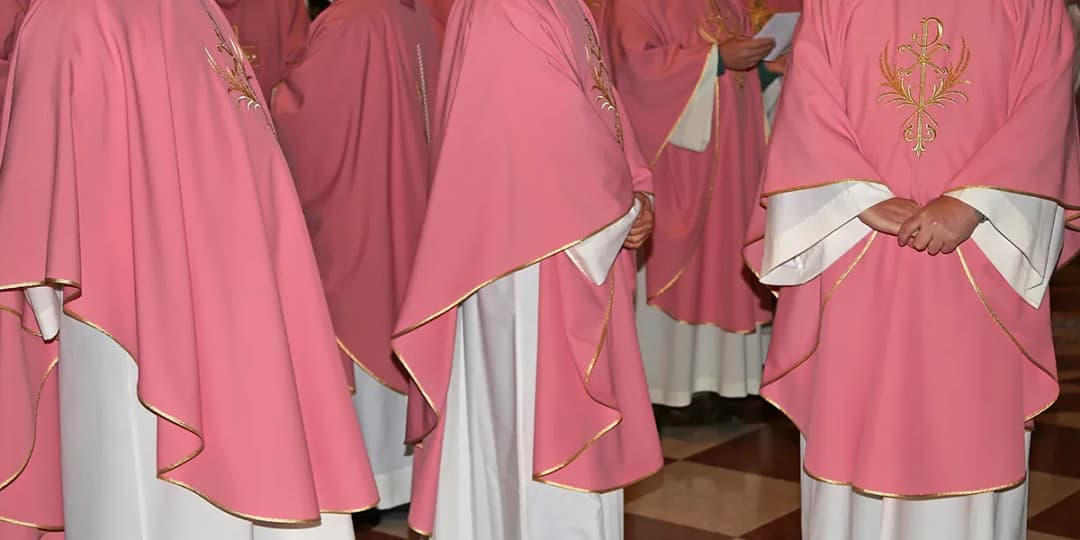 Kolor szat liturgicznych w adwencie: co oznaczają fiolet i różowy