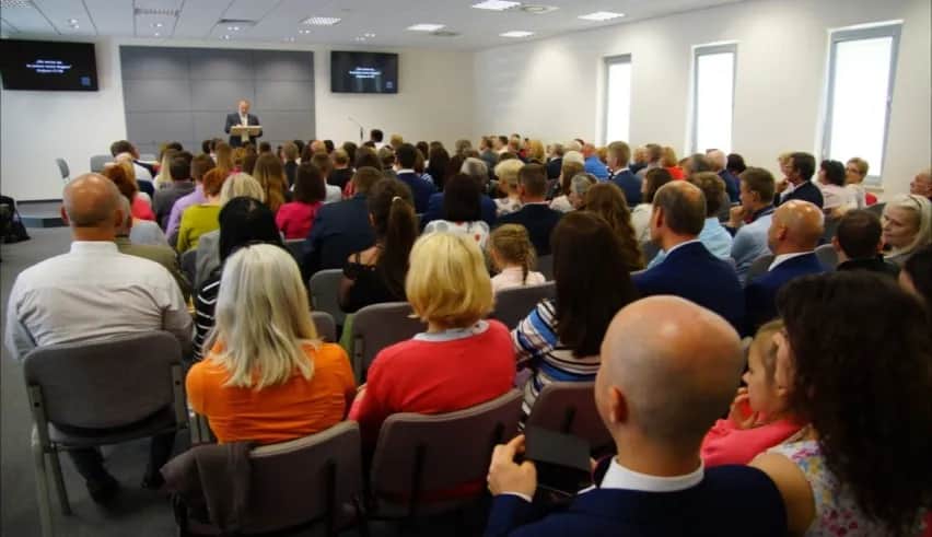 Czy świadkowie Jehowy obchodzą Wielkanoc? Odkryj ich przekonania