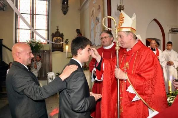 Kto udziela bierzmowania? Rola biskupa i kapłana w sakramencie