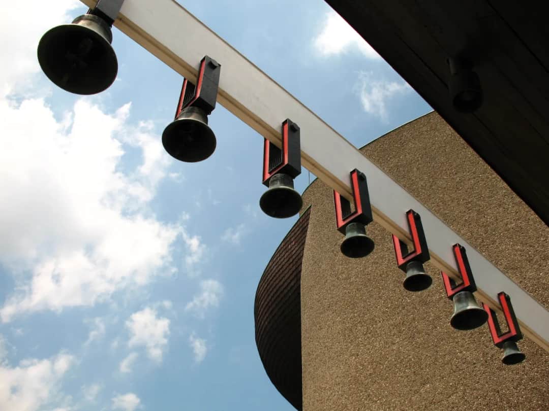 Dlaczego biją dzwony w kościele o 22? Tajemnice i tradycje wyjaśnione