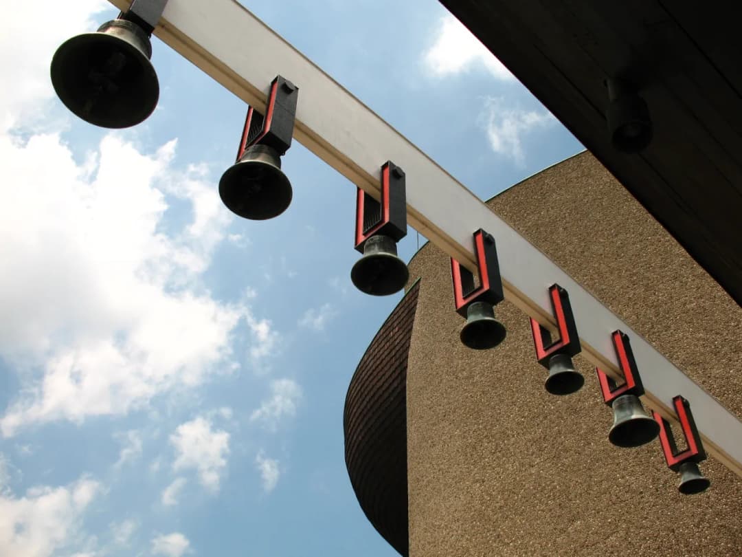 Dlaczego biją dzwony w kościele o 22? Tajemnice i tradycje wyjaśnione