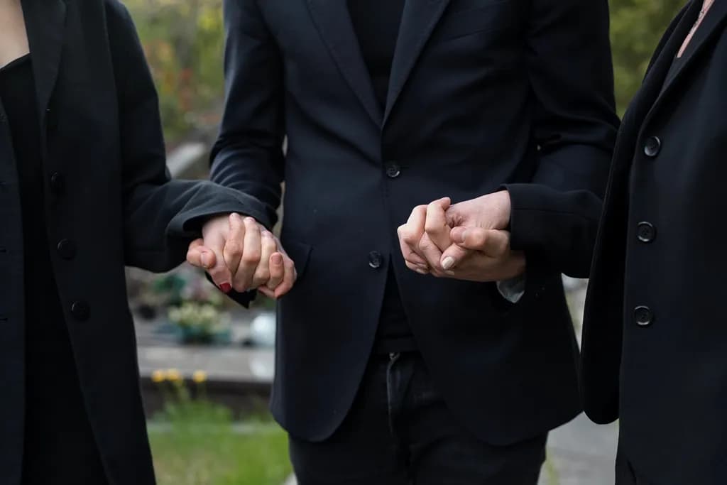 Ile trwa żałoba w kościele katolickim? Zasady, etapy i praktyki religijne