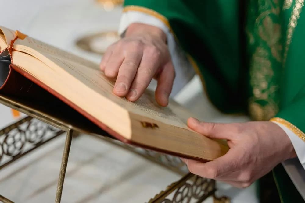 Co to jest modlitwa powszechna i dlaczego jest tak ważna w liturgii