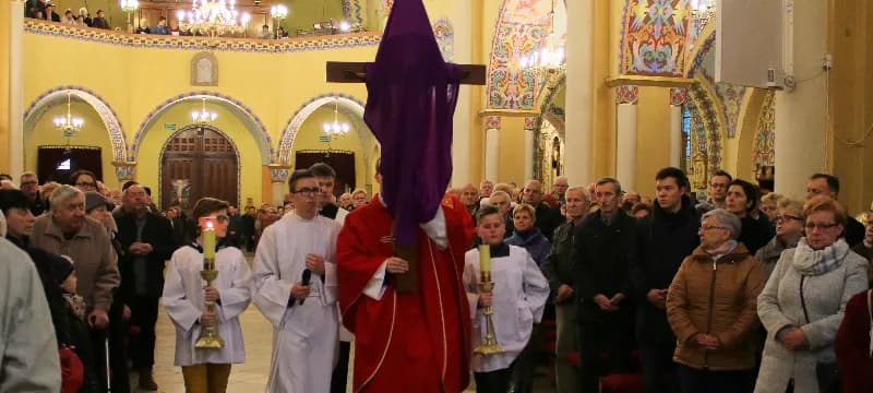 O której jest msza w wielki piątek? Sprawdź godziny liturgii