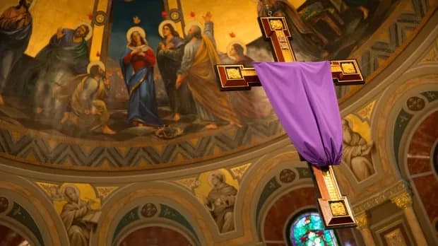 Kiedy i dlaczego zasłaniamy krzyże w kościele? Wyjaśnienie tradycji i zasad liturgicznych