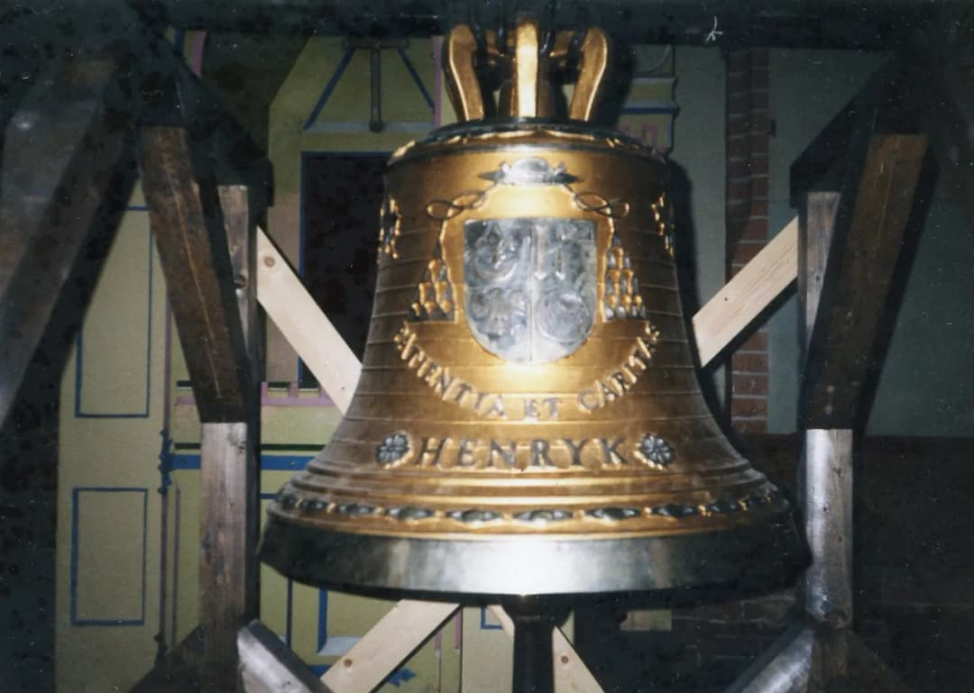 Dlaczego biją dzwony w kościele o 21? Wyjaśnienie tradycji i symboliki