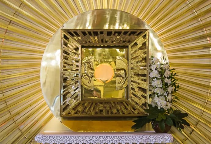 Co to jest adoracja w kościele i jak zmienia życie wiernych