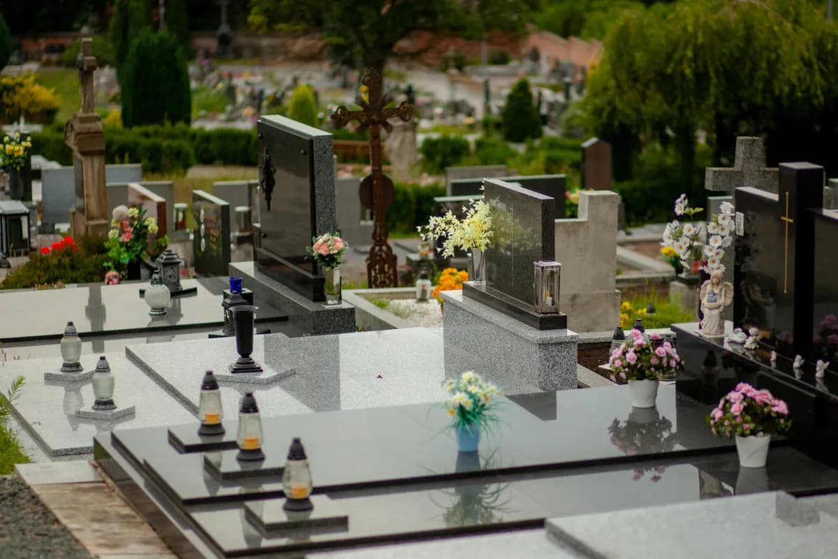 Kiedy wejdzie nowa ustawa o cmentarzach i jakie zmiany nas czekają?