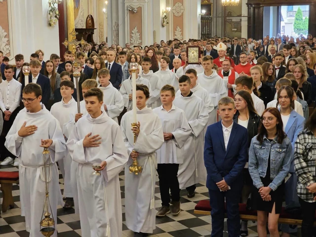 Czy biskup pobiera opłaty za bierzmowanie? Sprawdź koszty i zasady sakramentu