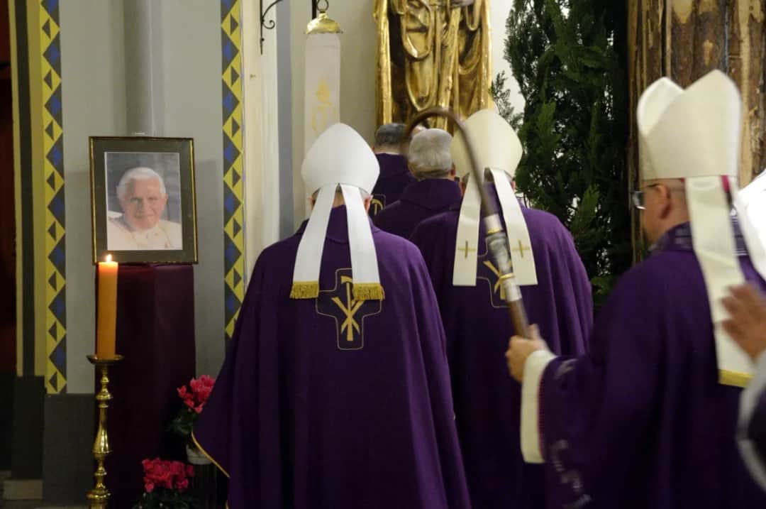 Kiedy pierwsza msza za zmarłego i dlaczego jej termin jest tak ważny