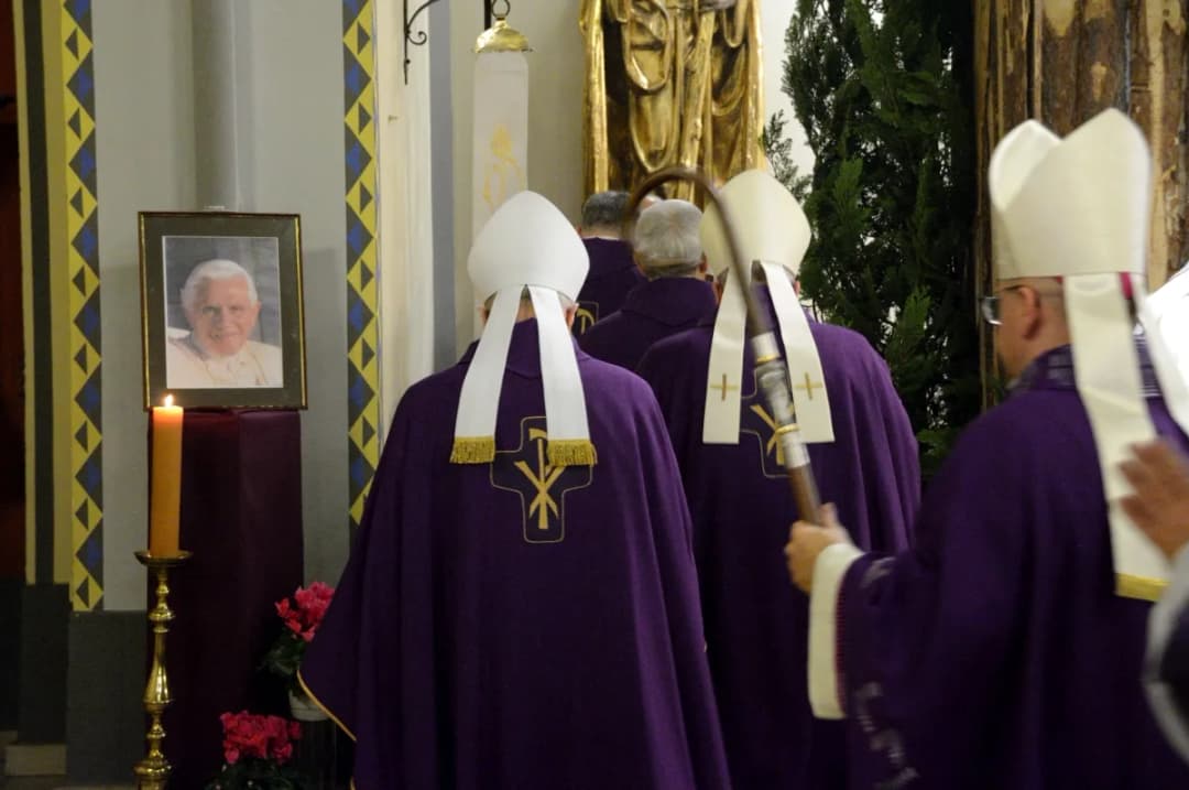 Kiedy pierwsza msza za zmarłego i dlaczego jej termin jest tak ważny