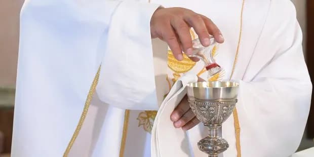 Dary składane na ołtarzu i ich znaczenie w tradycji liturgicznej