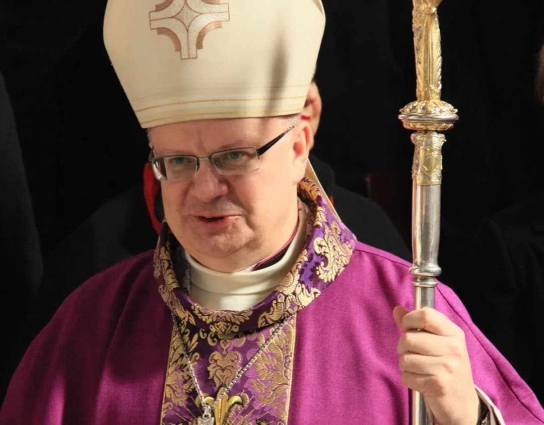 Jak wygląda biskup? Charakterystyczne stroje i insygnia biskupie wyjaśnione